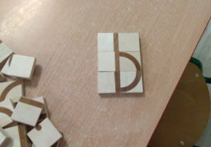 Litera b ułożona z klocków konstrukcyjnych